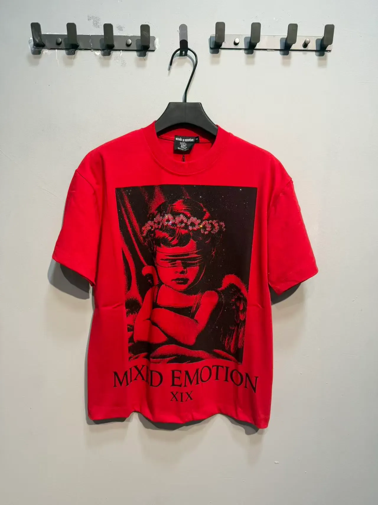 Camiseta vermelha com estampa gráfica Mixed Emotion XIX 3