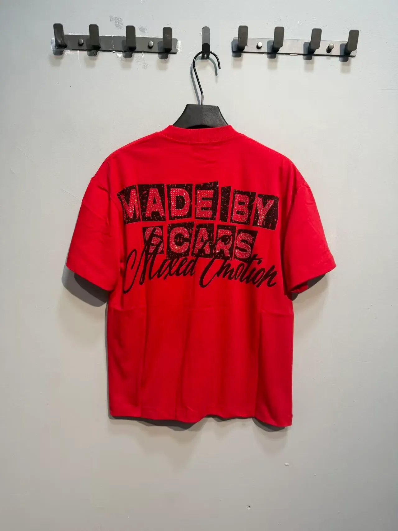 Camiseta vermelha com estampa gráfica Mixed Emotion XIX 4
