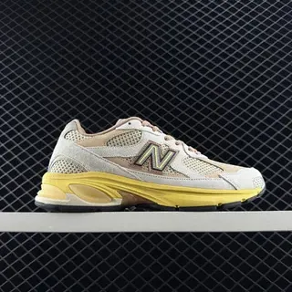 New Balance 2002R 米色和黄色厚底运动鞋
