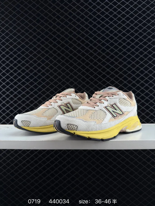 New Balance 2002R Beige et Jaune Sneakers à semelle épaisse 3