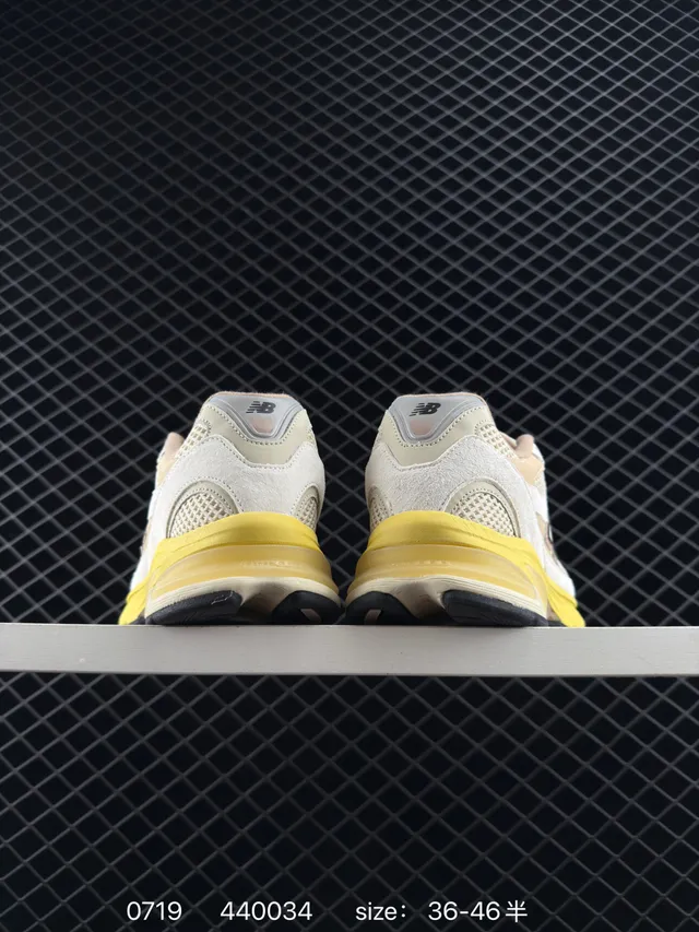 New Balance 2002R Beige et Jaune Sneakers à semelle épaisse 4