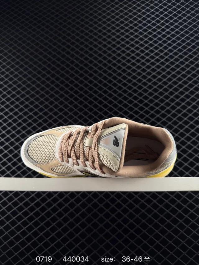 New Balance 2002R Beige et Jaune Sneakers à semelle épaisse 5
