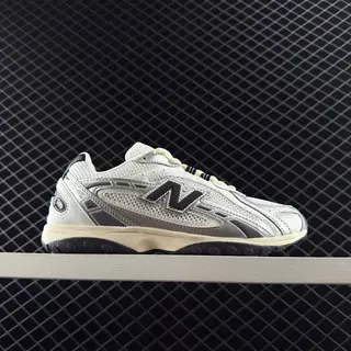 New Balance 204 Series Off-White 和灰色厚底运动鞋