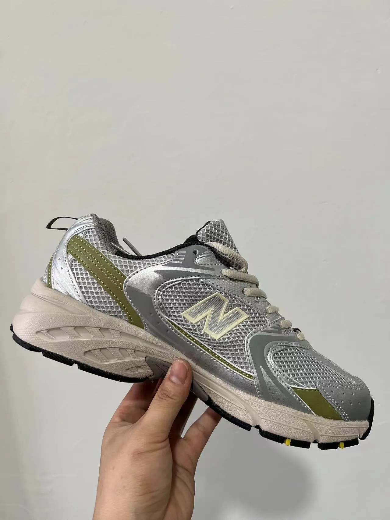 New Balance 530 Argent et Vert Olive Chaussures Lifestyle 2