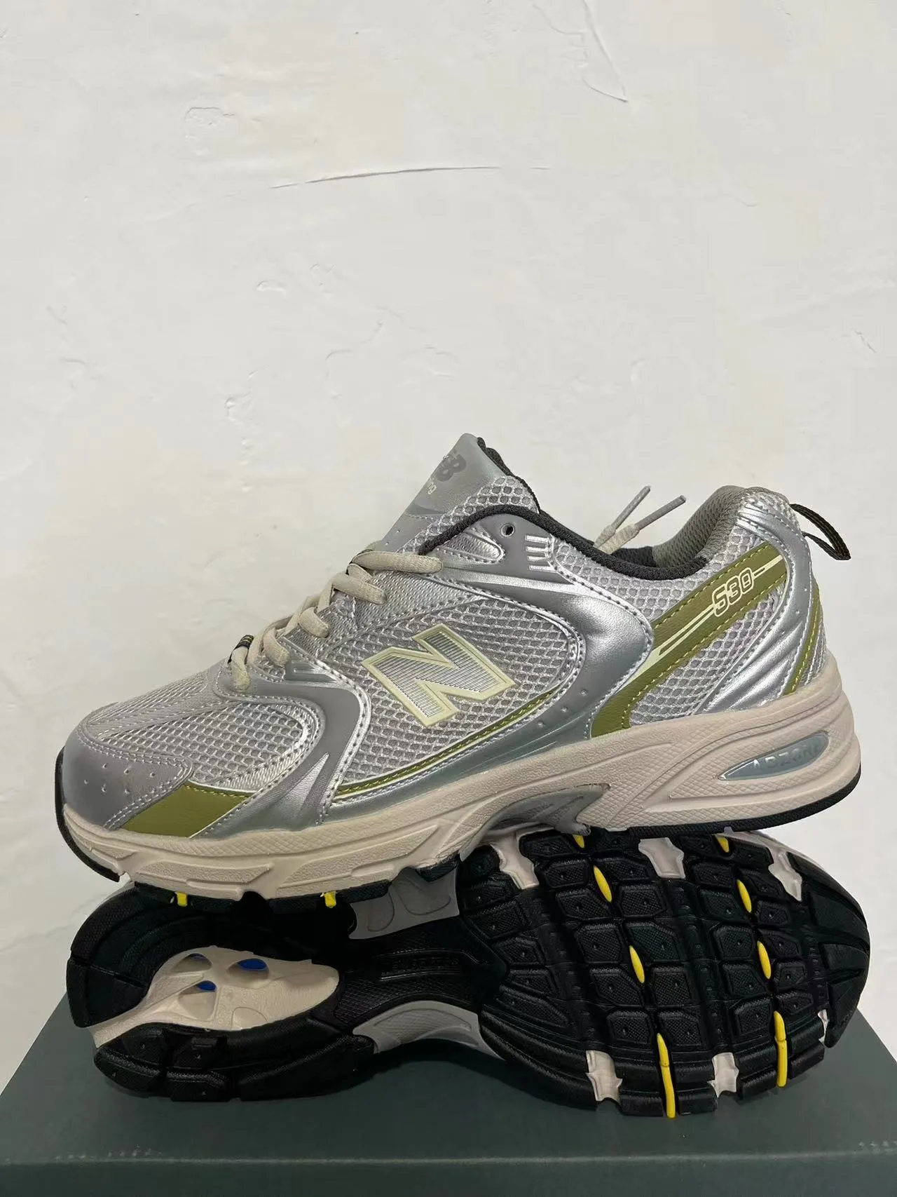 New Balance 530 Argent et Vert Olive Chaussures Lifestyle 3