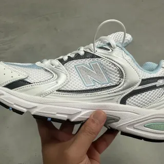New Balance 530 Tênis de corrida brancos, azul claro e pretos