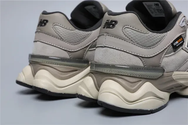 New Balance 9060 Beige et Noir Sneakers Lifestyle 2