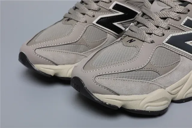 New Balance 9060 Beige et Noir Sneakers Lifestyle 4