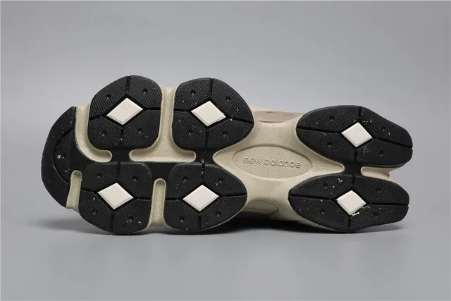 New Balance 9060 Beige et Noir Sneakers Lifestyle 6
