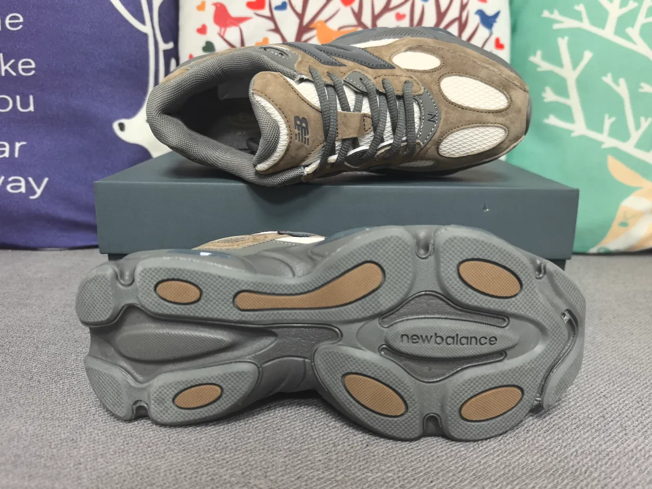 New Balance 9060 Taupe et Gris Chunky Sneakers 2