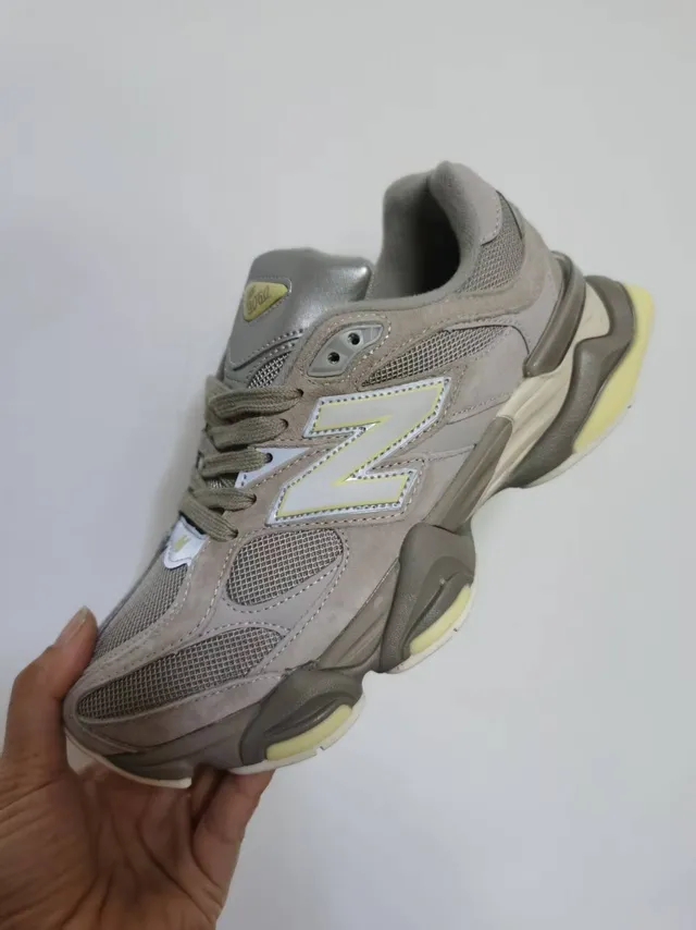 New Balance 9060 Tênis chunky taupe e pale yellow 2