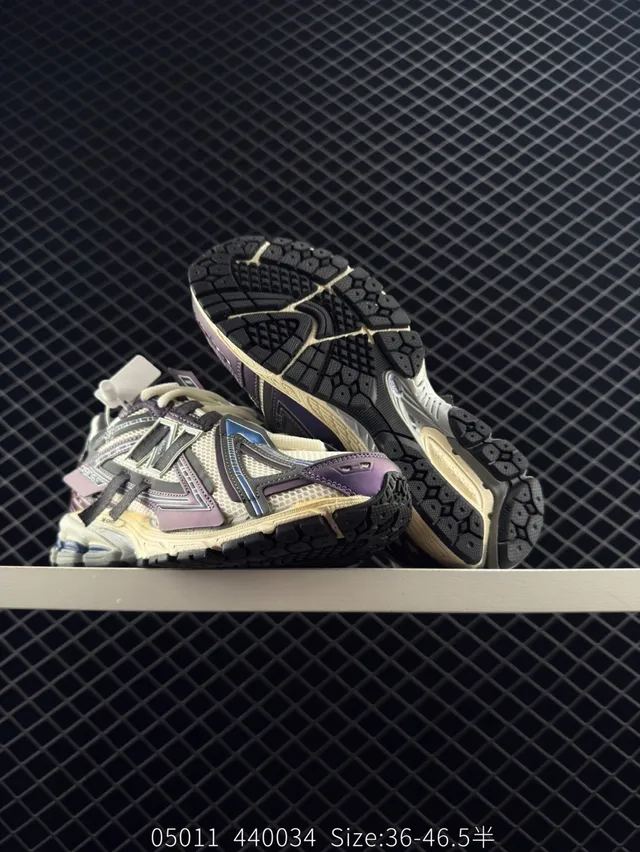 New Balance 906A Sneakers chunky violet beige avec overlays mailles multicouches et synthétiques semelle intermédiaire empilée 2