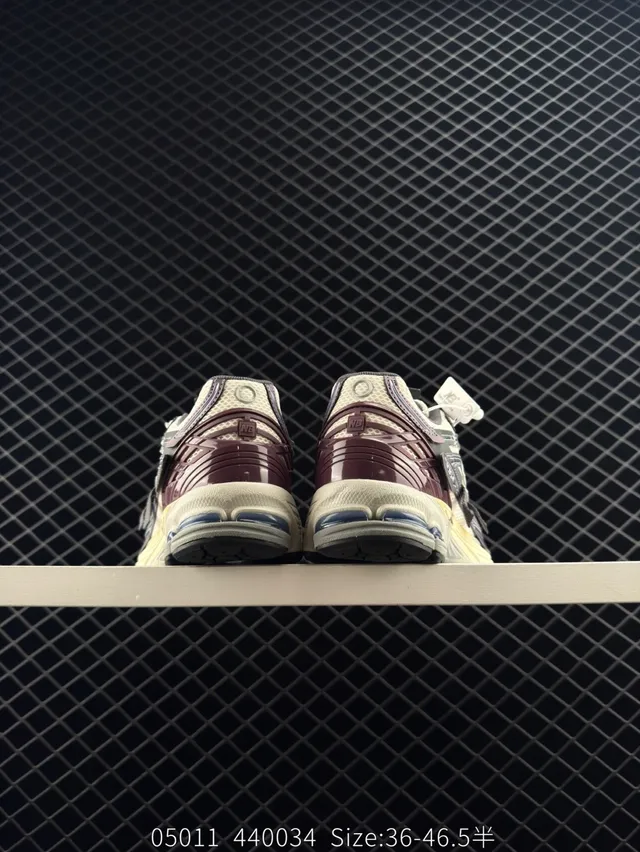 New Balance 906A Sneakers chunky violet beige avec overlays mailles multicouches et synthétiques semelle intermédiaire empilée 4