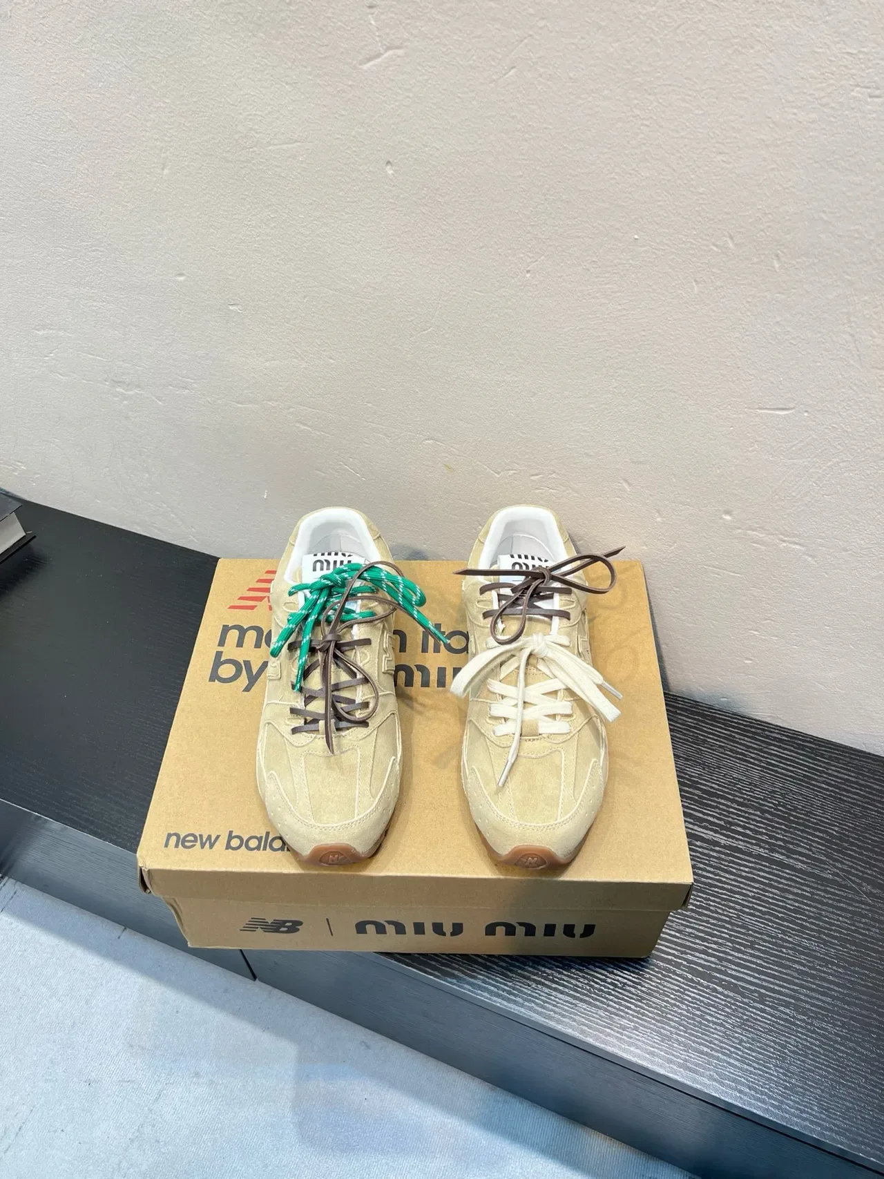 New Balance Sneakers Lifestyle Daim Beige Vert avec Construction Panelée Supérieure 2