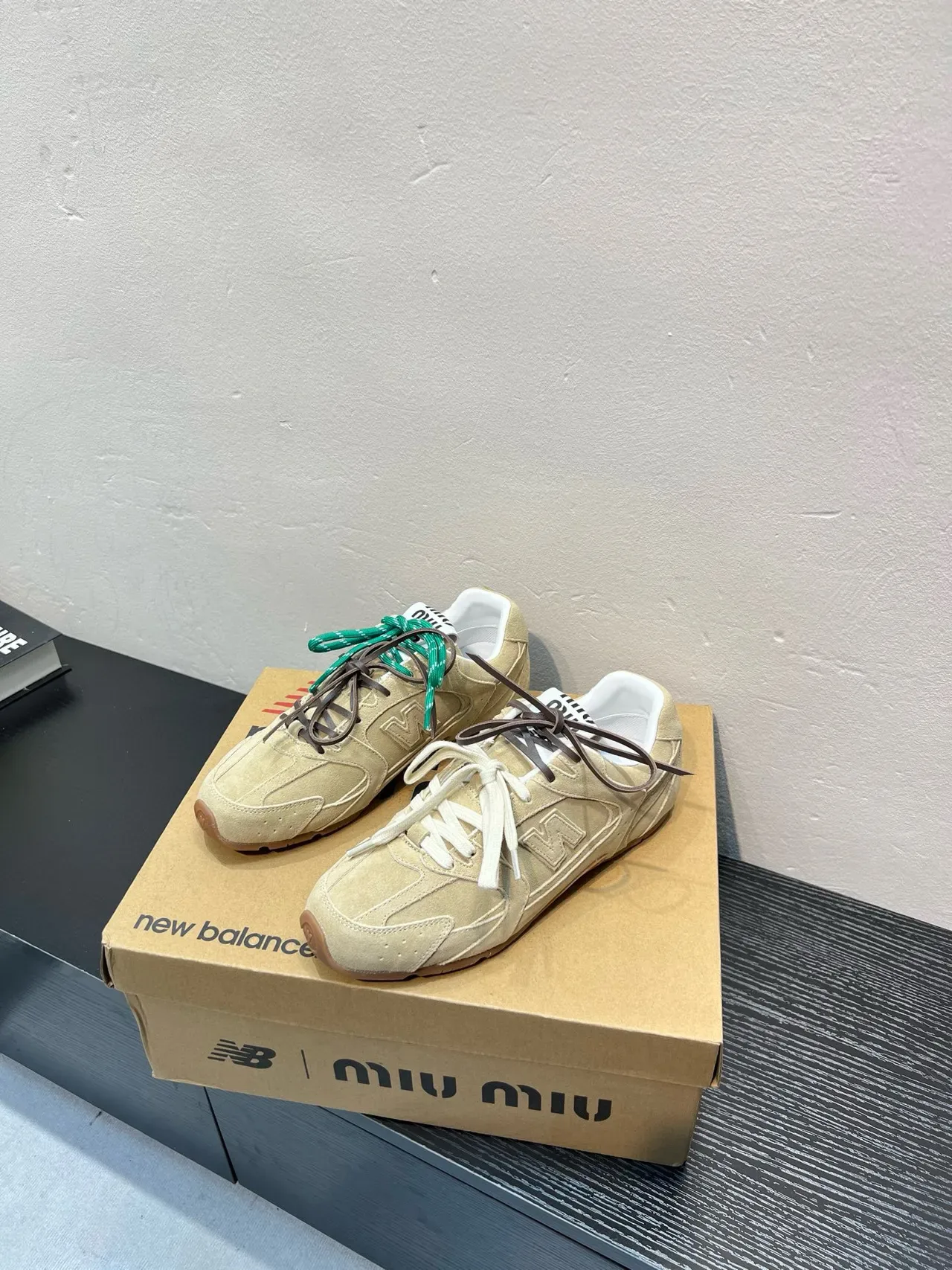 New Balance Sneakers Lifestyle Daim Beige Vert avec Construction Panelée Supérieure 3