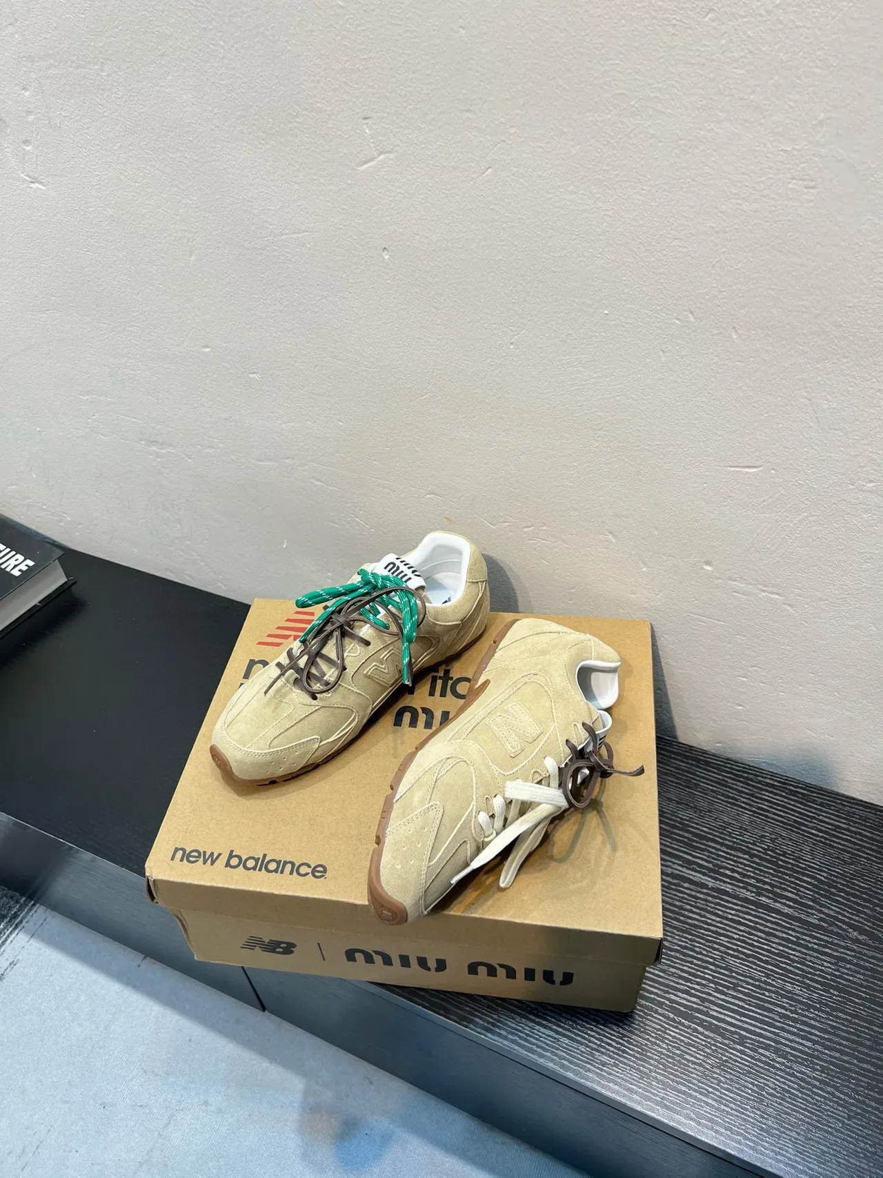 New Balance Sneakers Lifestyle Daim Beige Vert avec Construction Panelée Supérieure 4