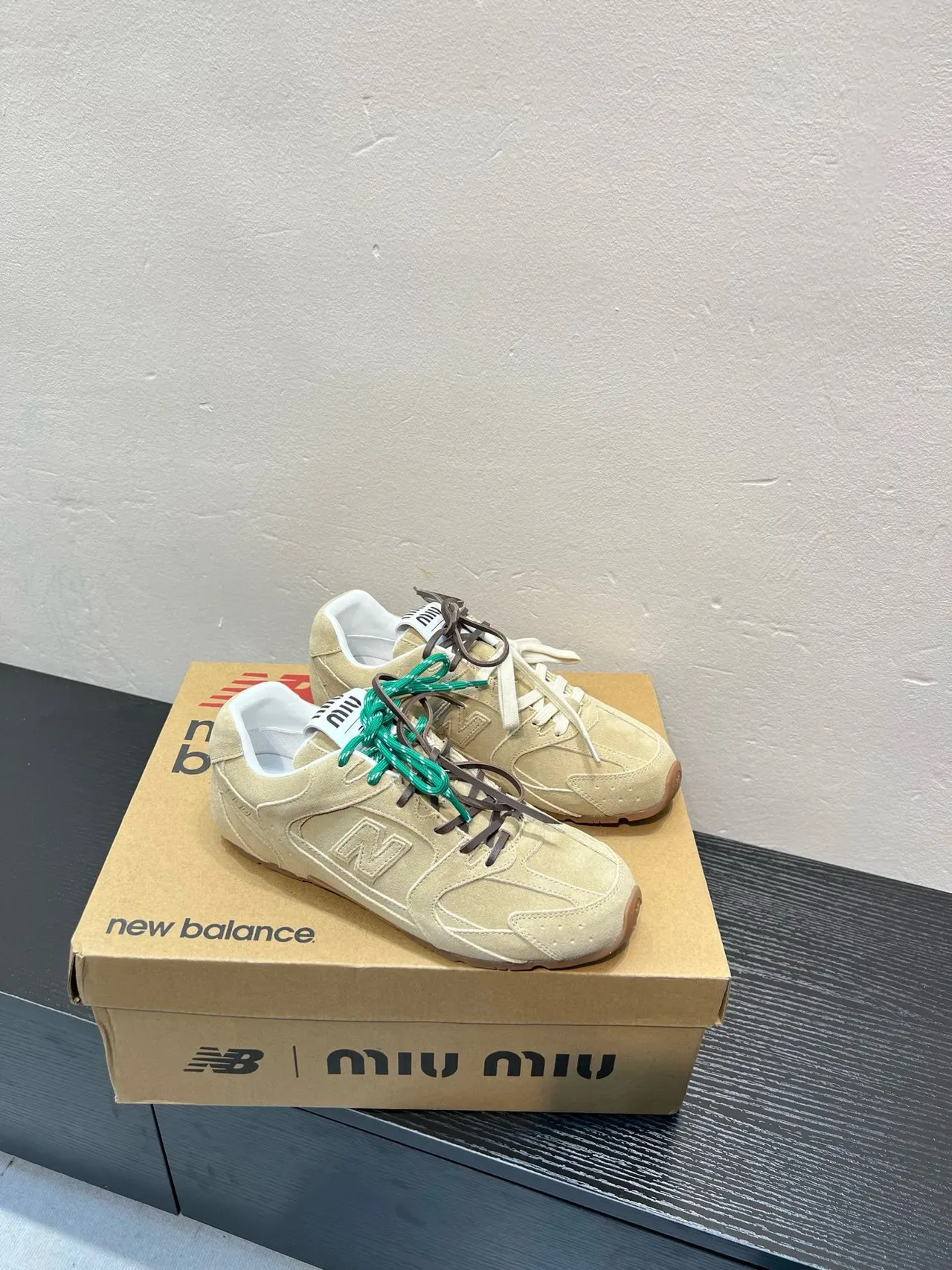 New Balance Sneakers Lifestyle Daim Beige Vert avec Construction Panelée Supérieure 5