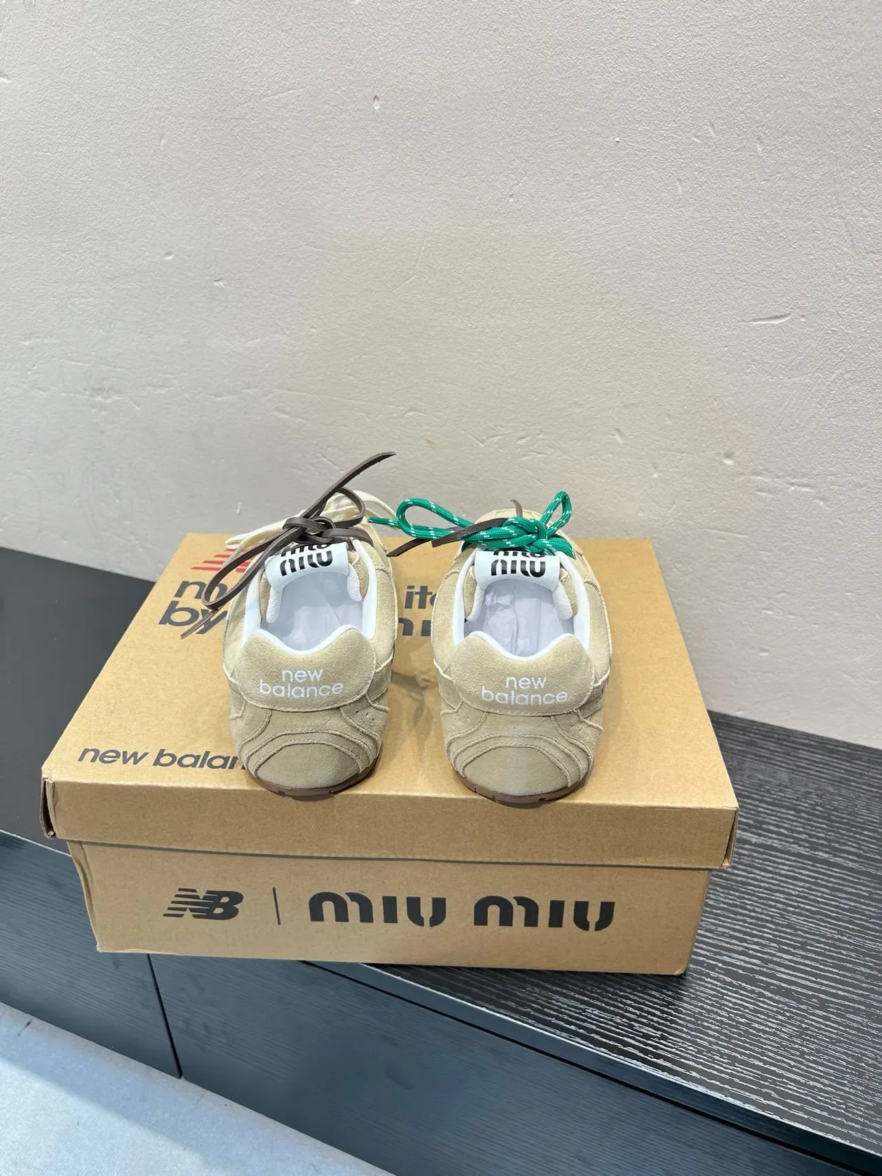 New Balance Sneakers Lifestyle Daim Beige Vert avec Construction Panelée Supérieure 6