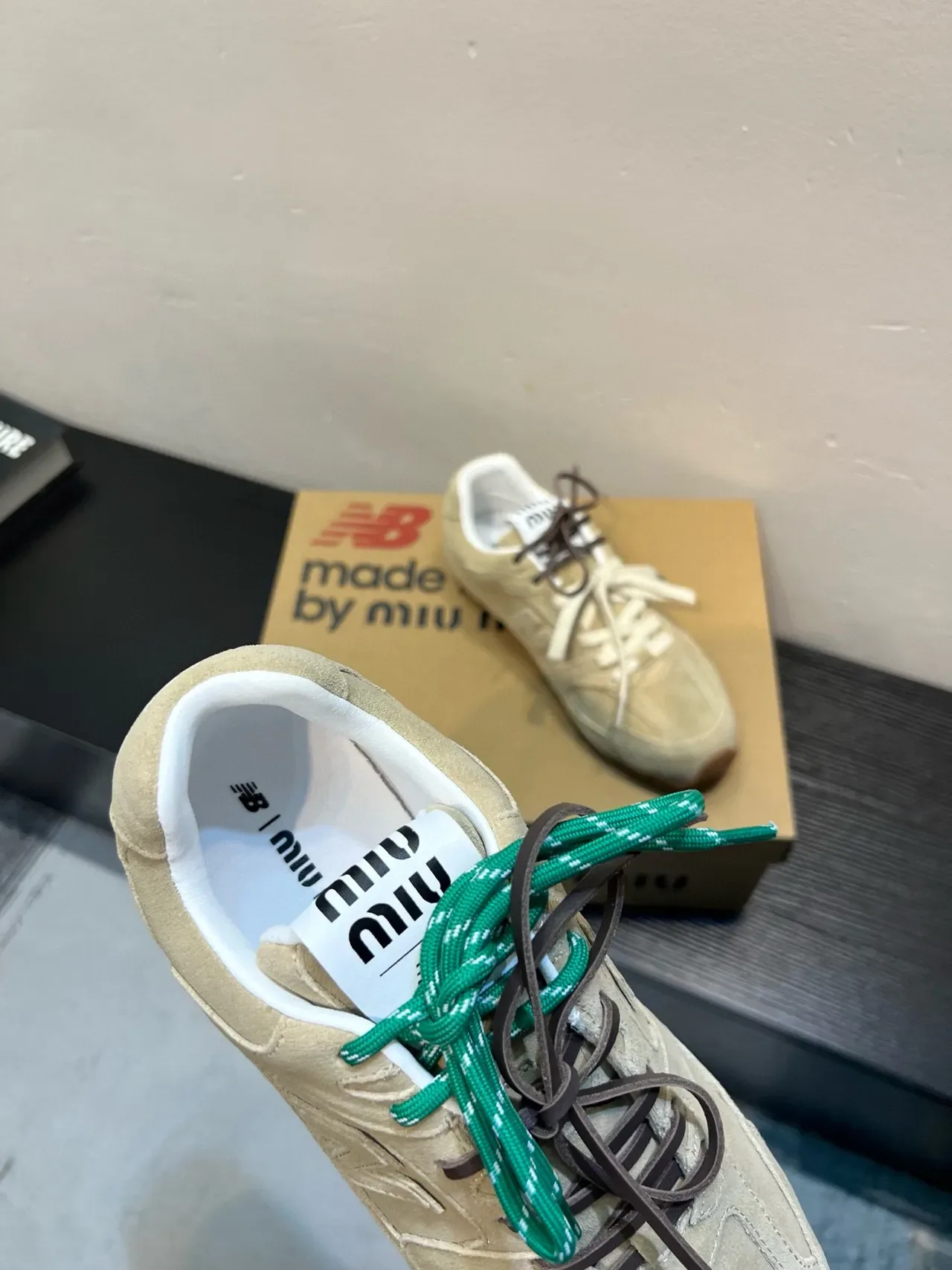 New Balance Sneakers Lifestyle Daim Beige Vert avec Construction Panelée Supérieure 7