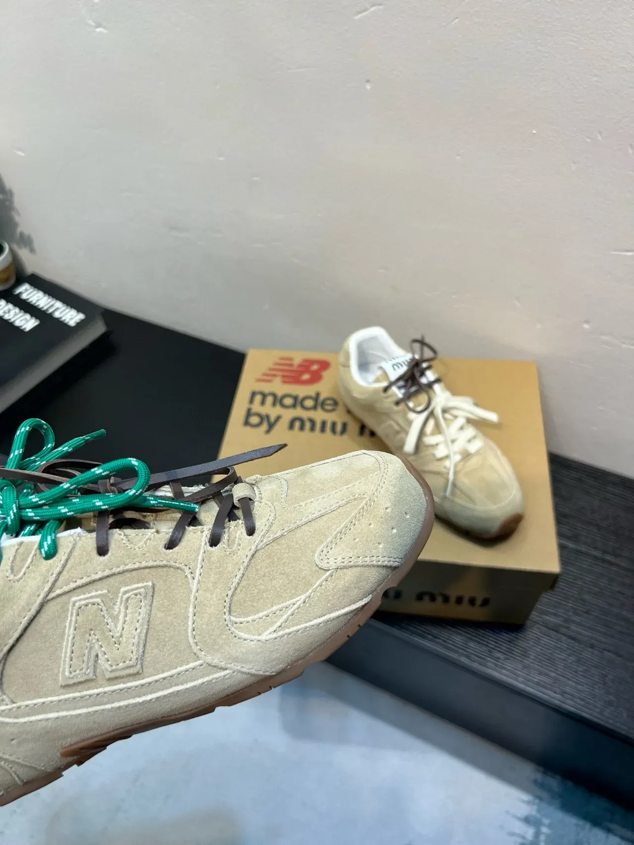New Balance Sneakers Lifestyle Daim Beige Vert avec Construction Panelée Supérieure 8