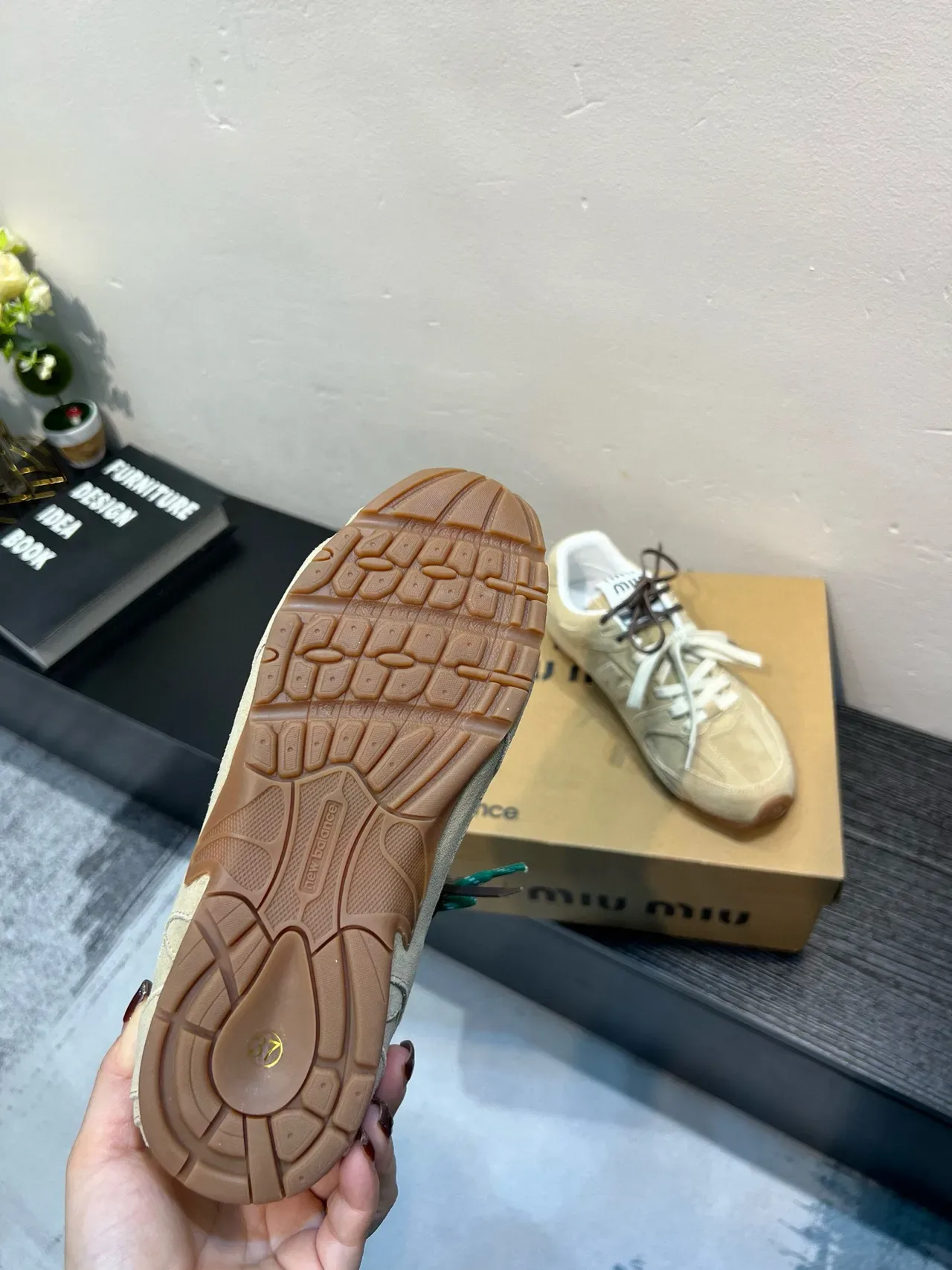 New Balance Sneakers Lifestyle Daim Beige Vert avec Construction Panelée Supérieure 9