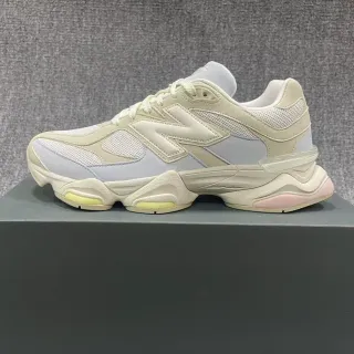 New Balance بيج وردي أحذية رياضية كاجوال سميكة مع وسادة كعب منحوتة من شبك ولوحات بلاستيكية