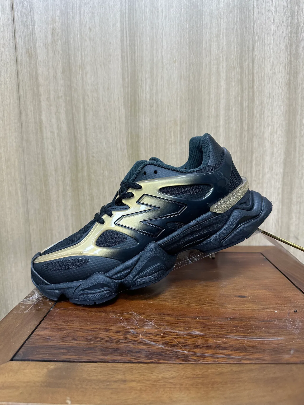 New Balance Chaussures Chunky Noir Doré Semelle Sculptée Overlay Gradiente Métallique 2