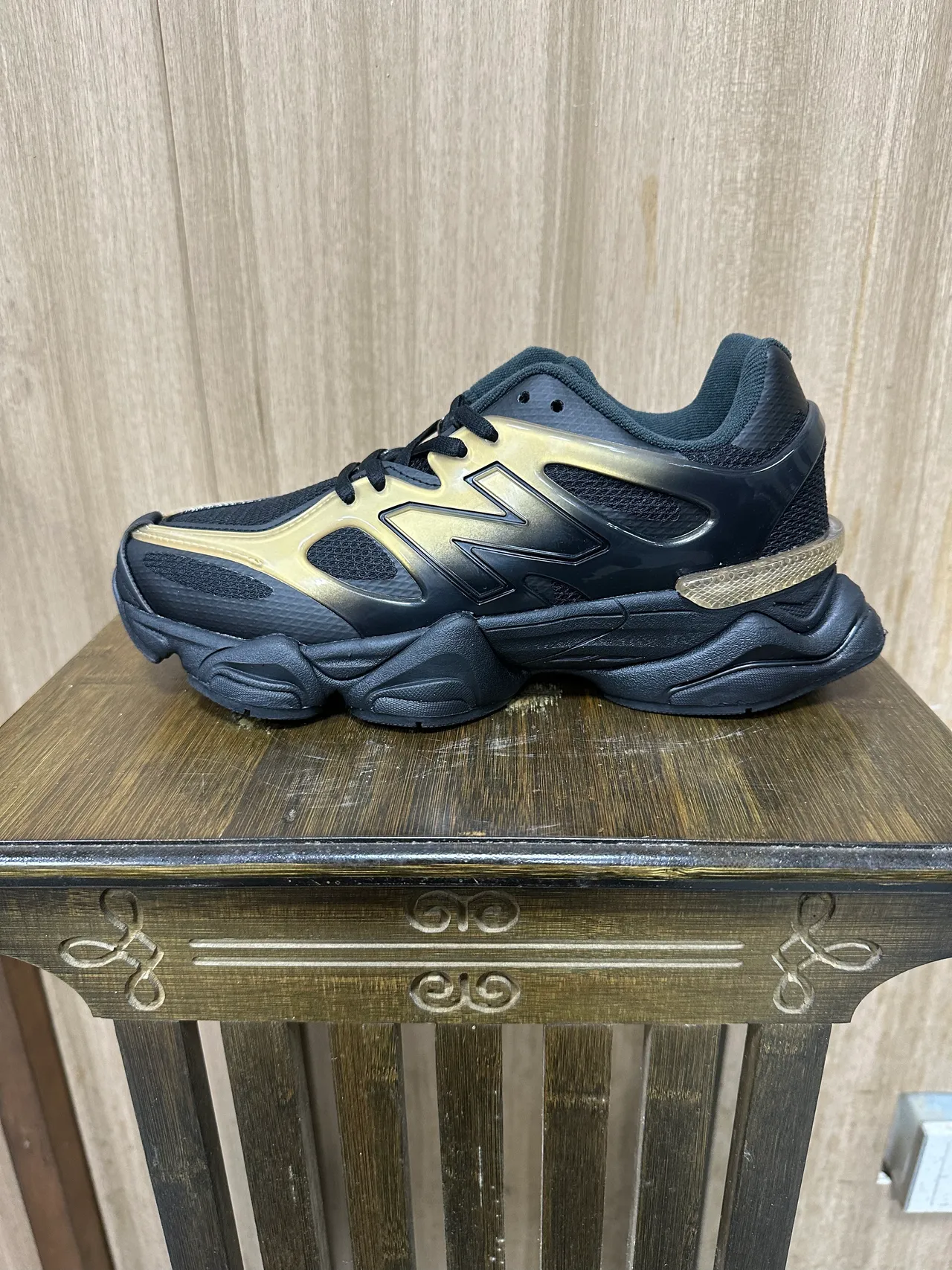 New Balance Chaussures Chunky Noir Doré Semelle Sculptée Overlay Gradiente Métallique 3