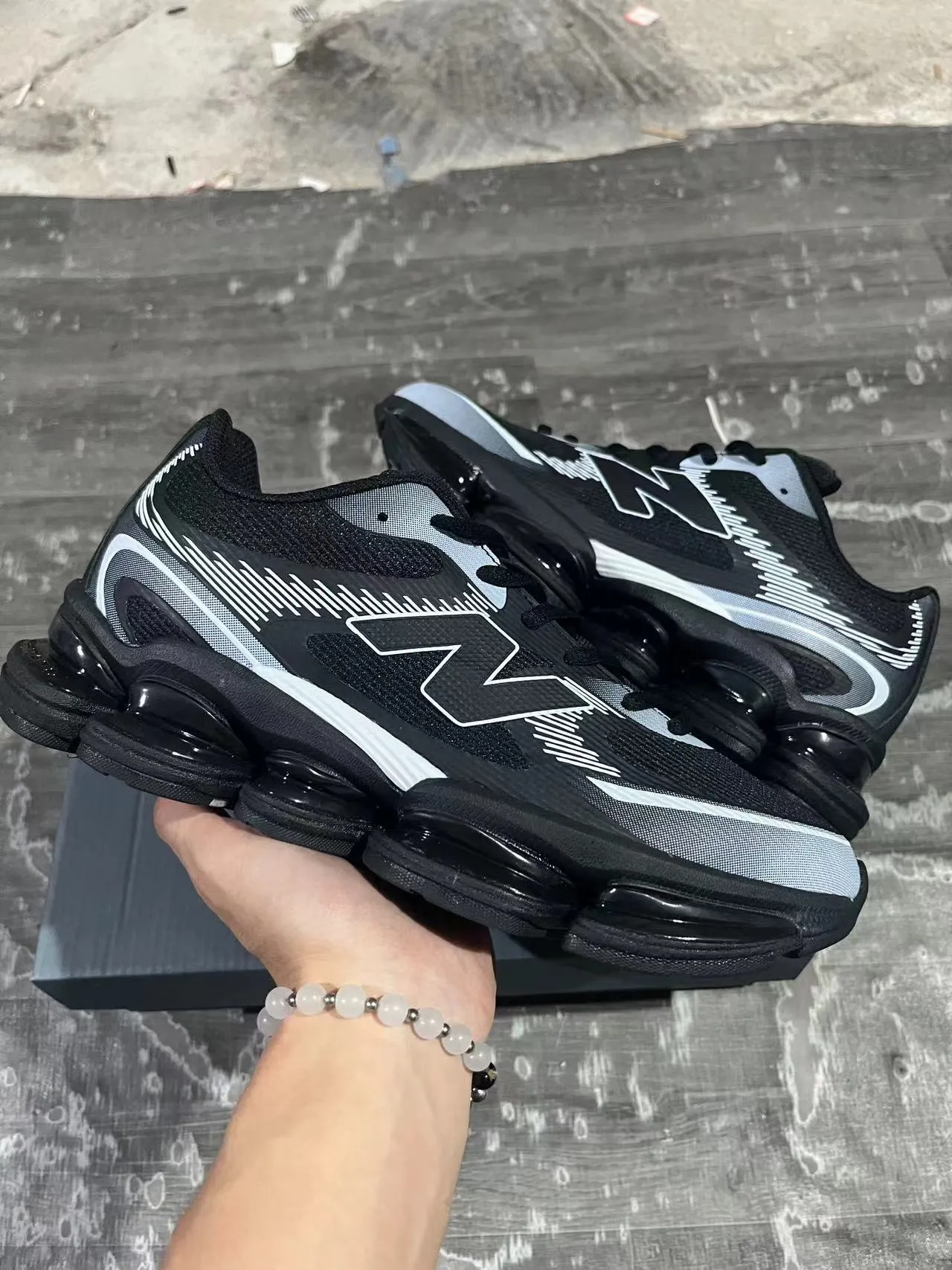 New Balance Noir Gris Podos de semelle intermédiaire segmentés transparents Supérieur en maille synthétique en couches Sneakers lifestyle 2