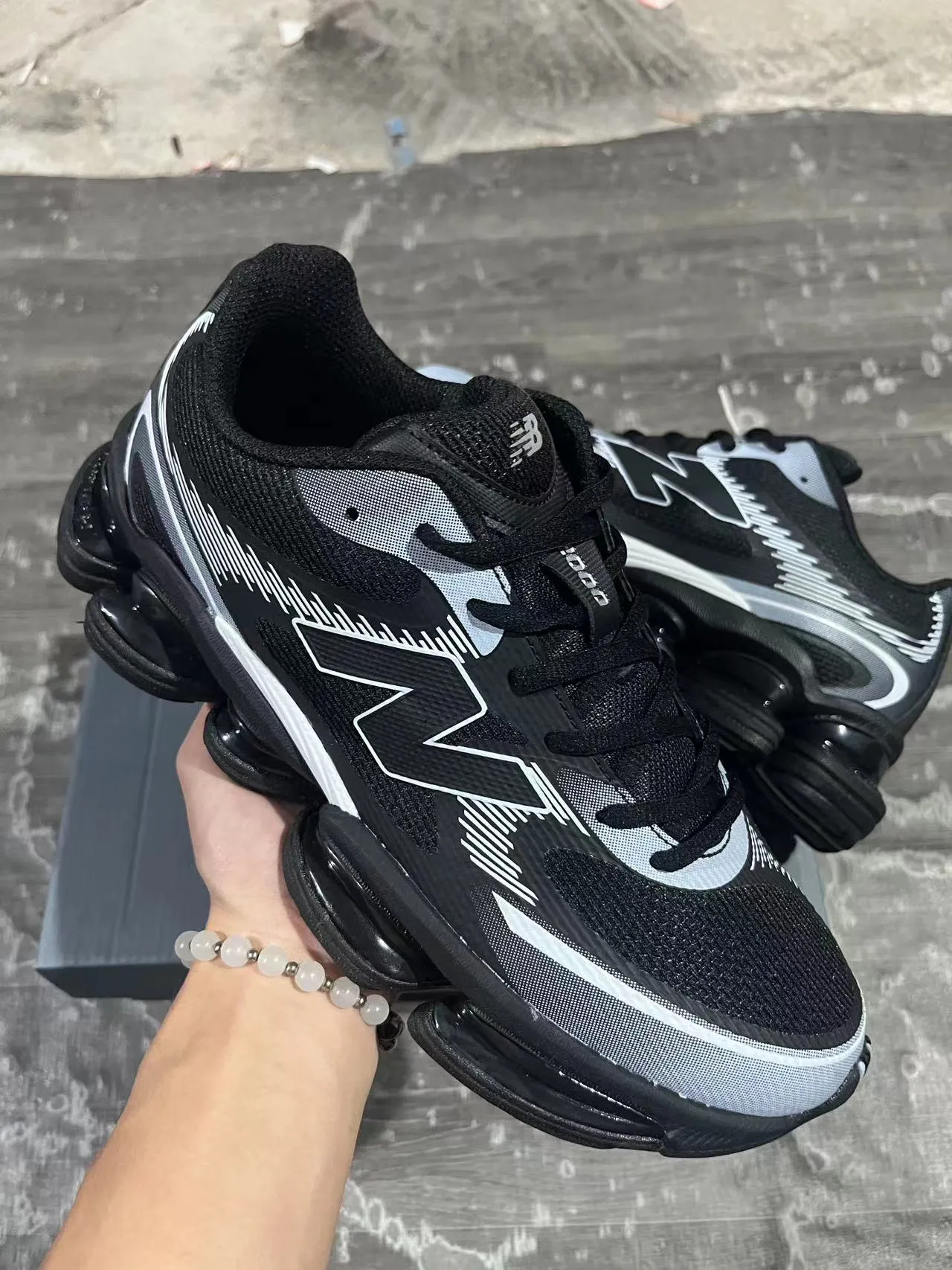 New Balance Noir Gris Podos de semelle intermédiaire segmentés transparents Supérieur en maille synthétique en couches Sneakers lifestyle 3