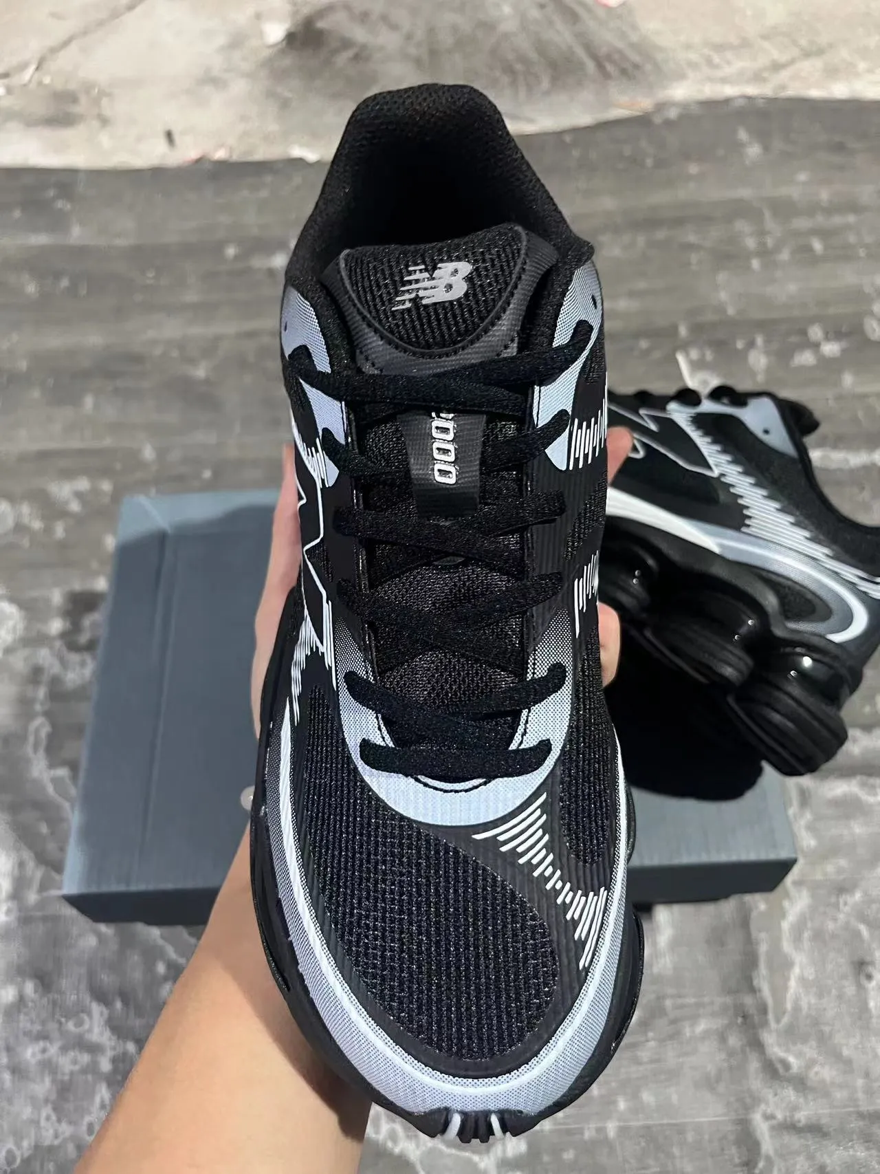 New Balance Noir Gris Podos de semelle intermédiaire segmentés transparents Supérieur en maille synthétique en couches Sneakers lifestyle 4