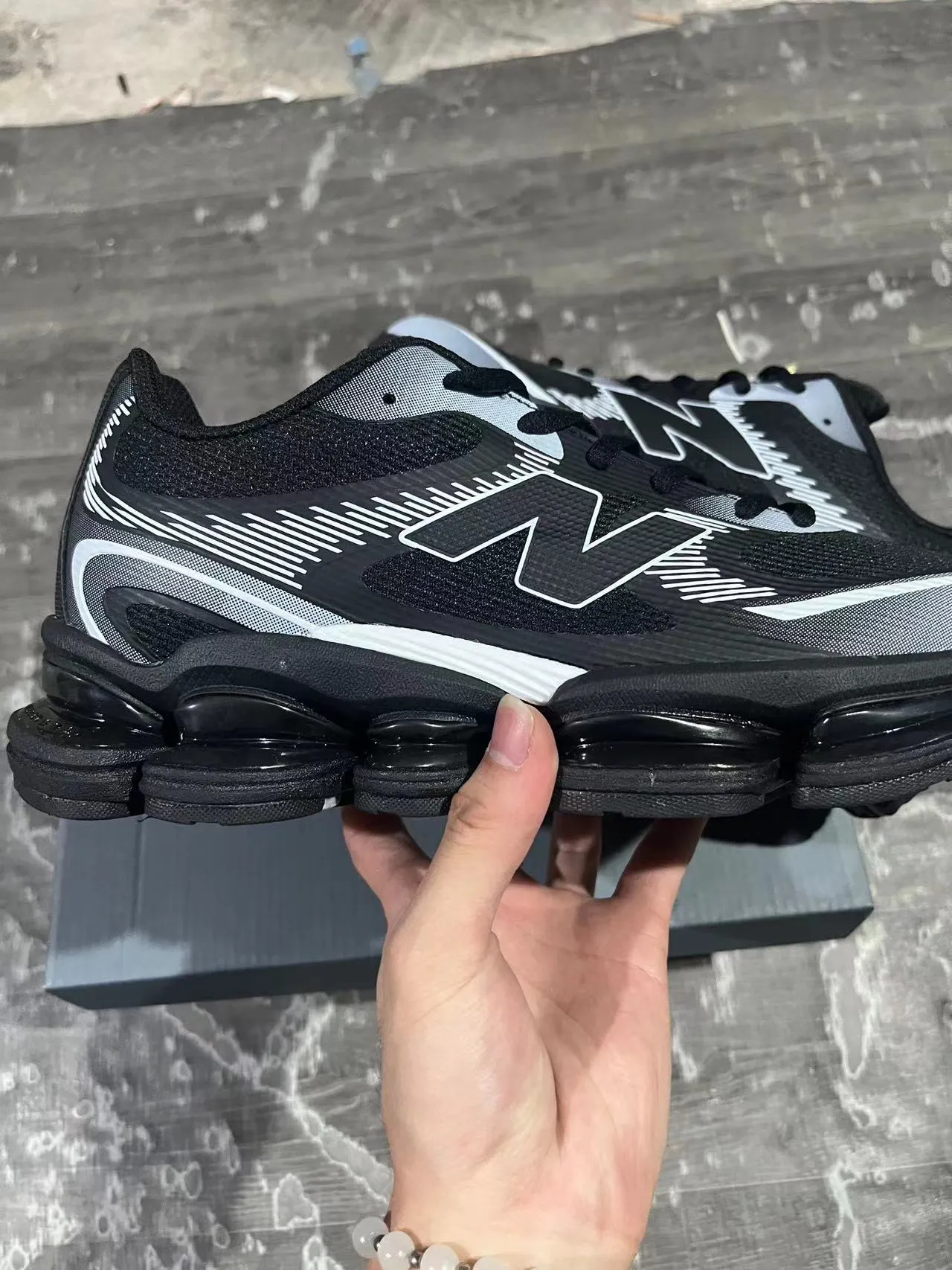 New Balance Noir Gris Podos de semelle intermédiaire segmentés transparents Supérieur en maille synthétique en couches Sneakers lifestyle 8