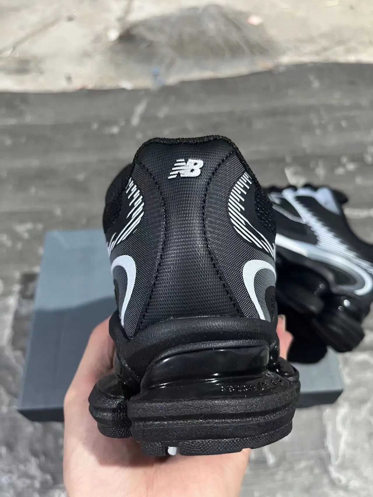 New Balance Noir Gris Podos de semelle intermédiaire segmentés transparents Supérieur en maille synthétique en couches Sneakers lifestyle 9