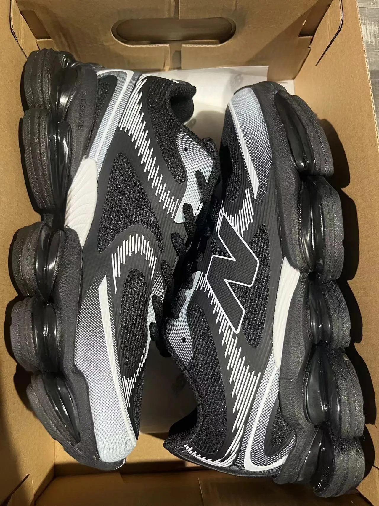 New Balance Noir Gris Podos de semelle intermédiaire segmentés transparents Supérieur en maille synthétique en couches Sneakers lifestyle 10