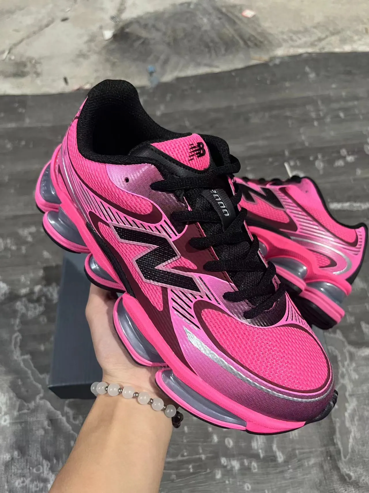 New Balance Noir Gris Podos de semelle intermédiaire segmentés transparents Supérieur en maille synthétique en couches Sneakers lifestyle 13