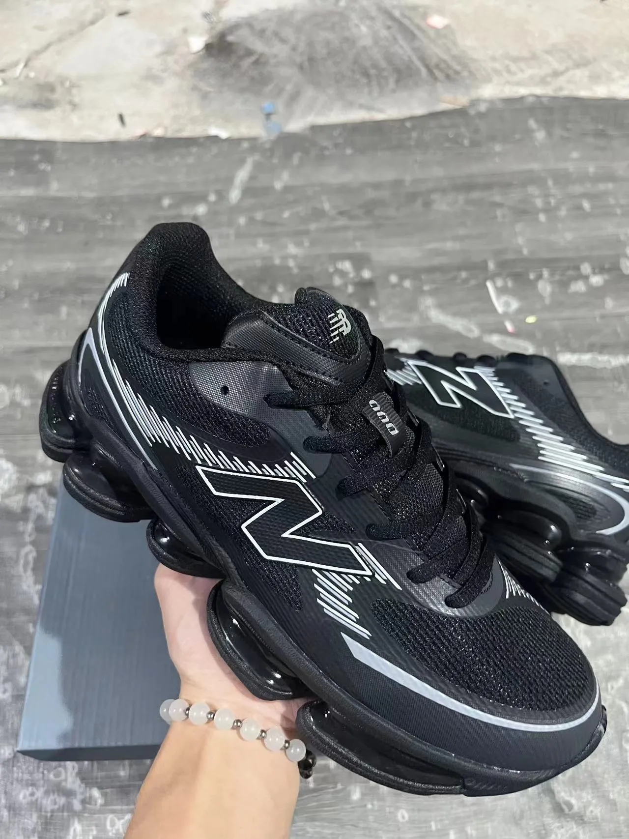 New Balance Noir Gris Podos de semelle intermédiaire segmentés transparents Supérieur en maille synthétique en couches Sneakers lifestyle 23