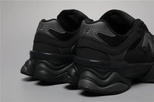 New Balance Chaussures Lifestyle Semelle Chunky Sculptée Noire Monocromatique 2