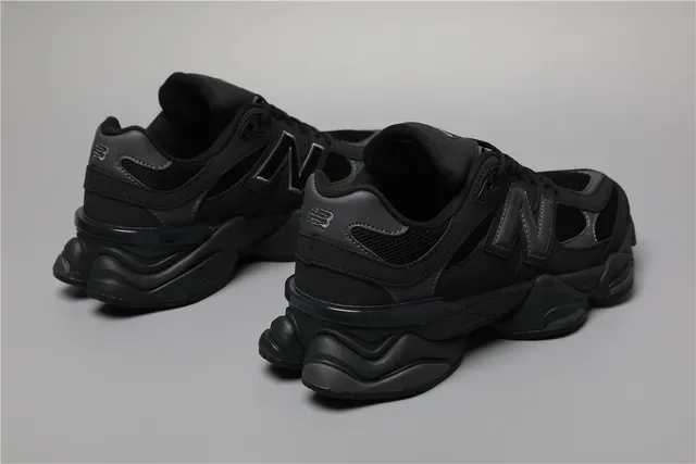 New Balance Chaussures Lifestyle Semelle Chunky Sculptée Noire Monocromatique 3