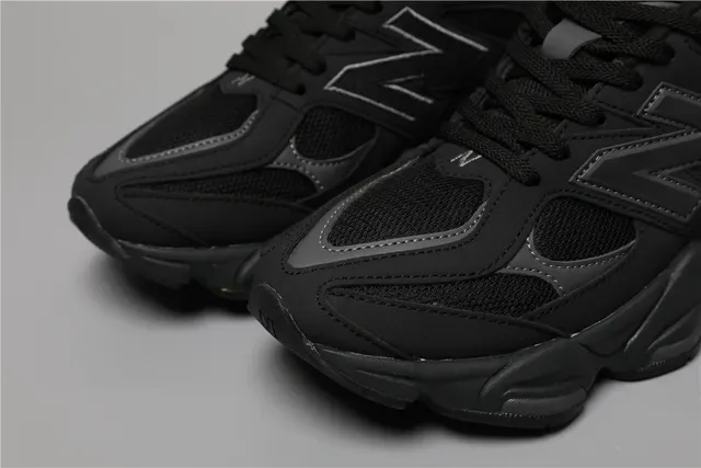 New Balance Chaussures Lifestyle Semelle Chunky Sculptée Noire Monocromatique 4