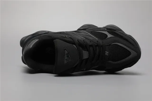 New Balance Chaussures Lifestyle Semelle Chunky Sculptée Noire Monocromatique 7