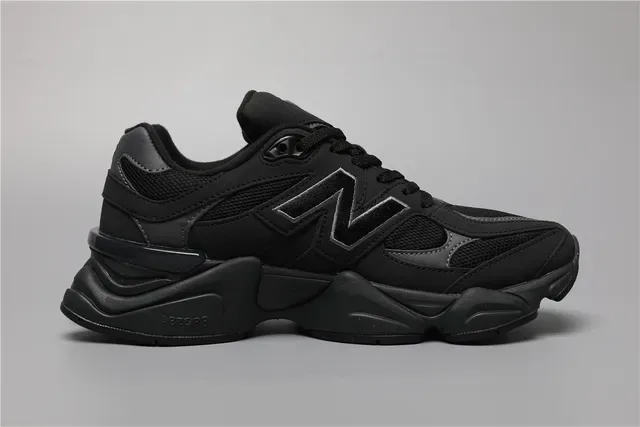 New Balance Chaussures Lifestyle Semelle Chunky Sculptée Noire Monocromatique 8