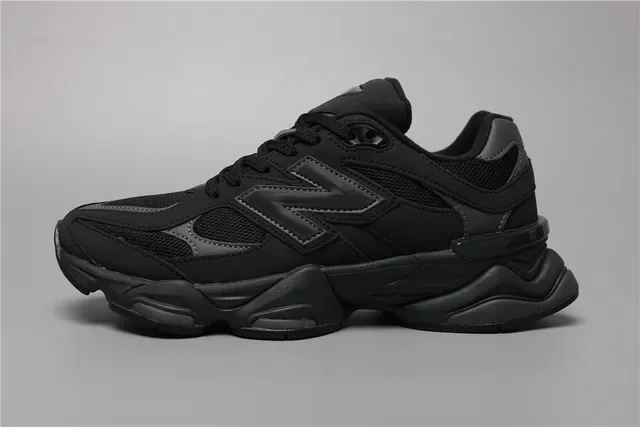 New Balance Chaussures Lifestyle Semelle Chunky Sculptée Noire Monocromatique 9