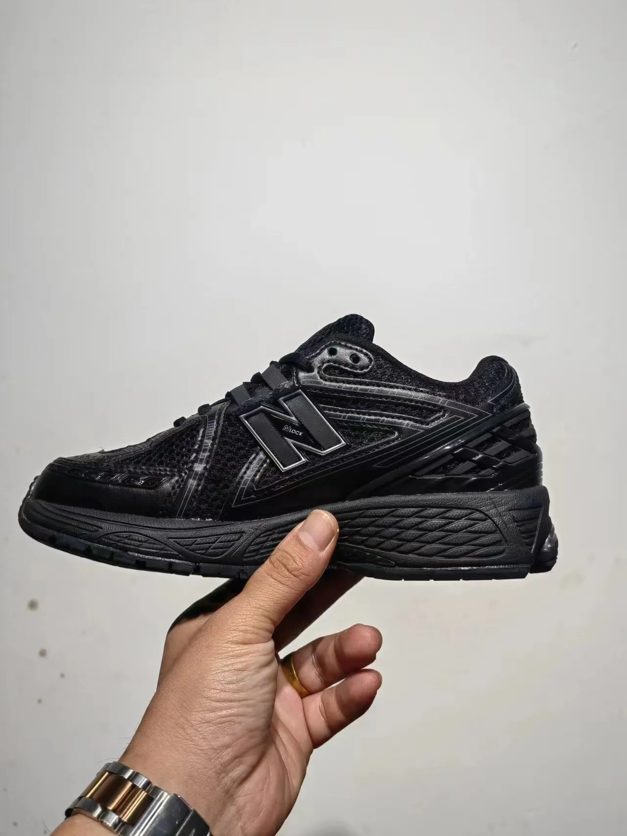 New Balance Tênis de corrida pretos monocromáticos de malha e construção de superposição sintética 4