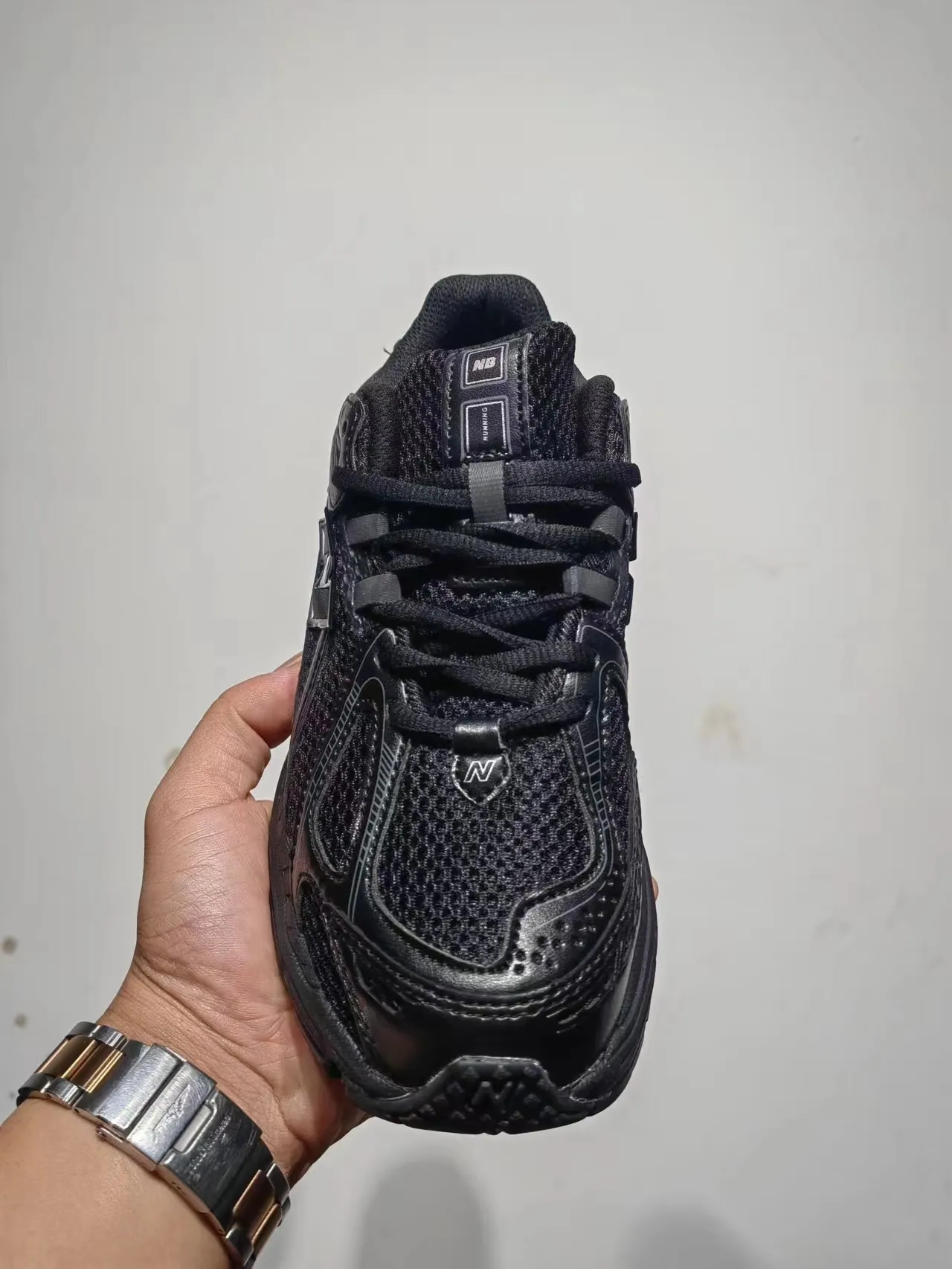 New Balance Tênis de corrida pretos monocromáticos de malha e construção de superposição sintética 5