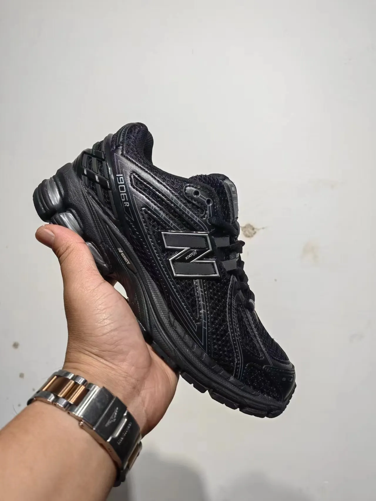 New Balance Tênis de corrida pretos monocromáticos de malha e construção de superposição sintética 6