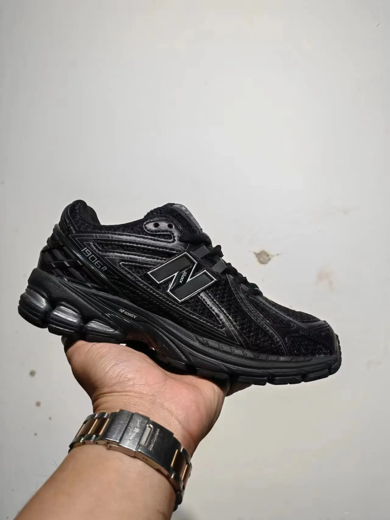 New Balance Tênis de corrida pretos monocromáticos de malha e construção de superposição sintética 7