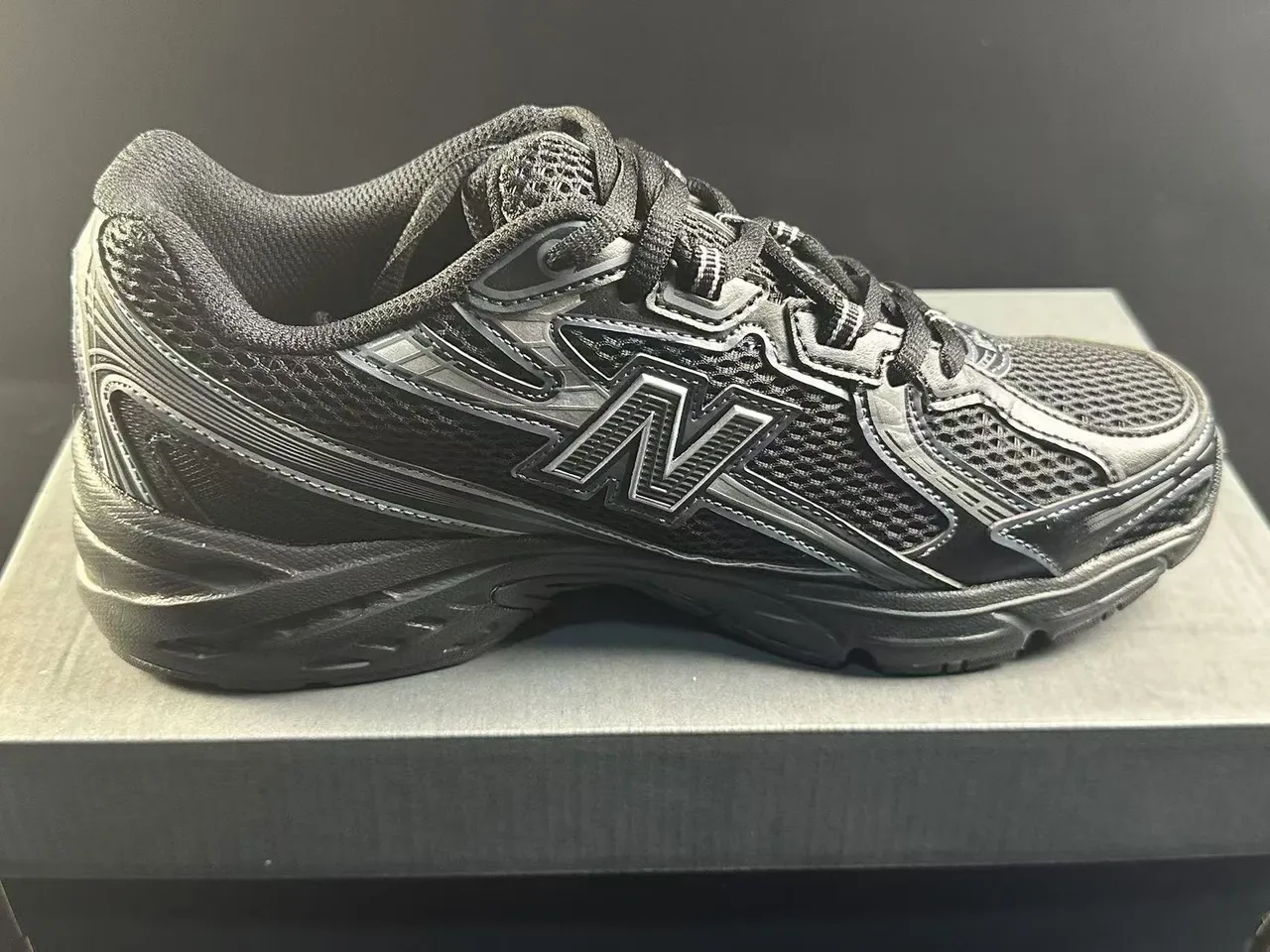 New Balance Black Silver Chunky Midsole Mesh And Synthetic Overlay Construction Lifestyle Sneakers 5
