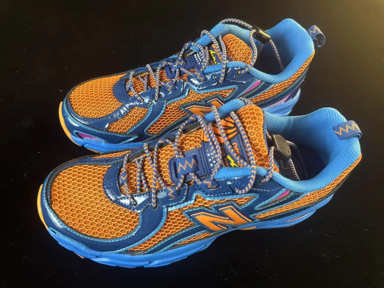 New Balance Tênis Chunky com Solado Intermediário Azul Laranja, Upper de Malha Honeycomb 2