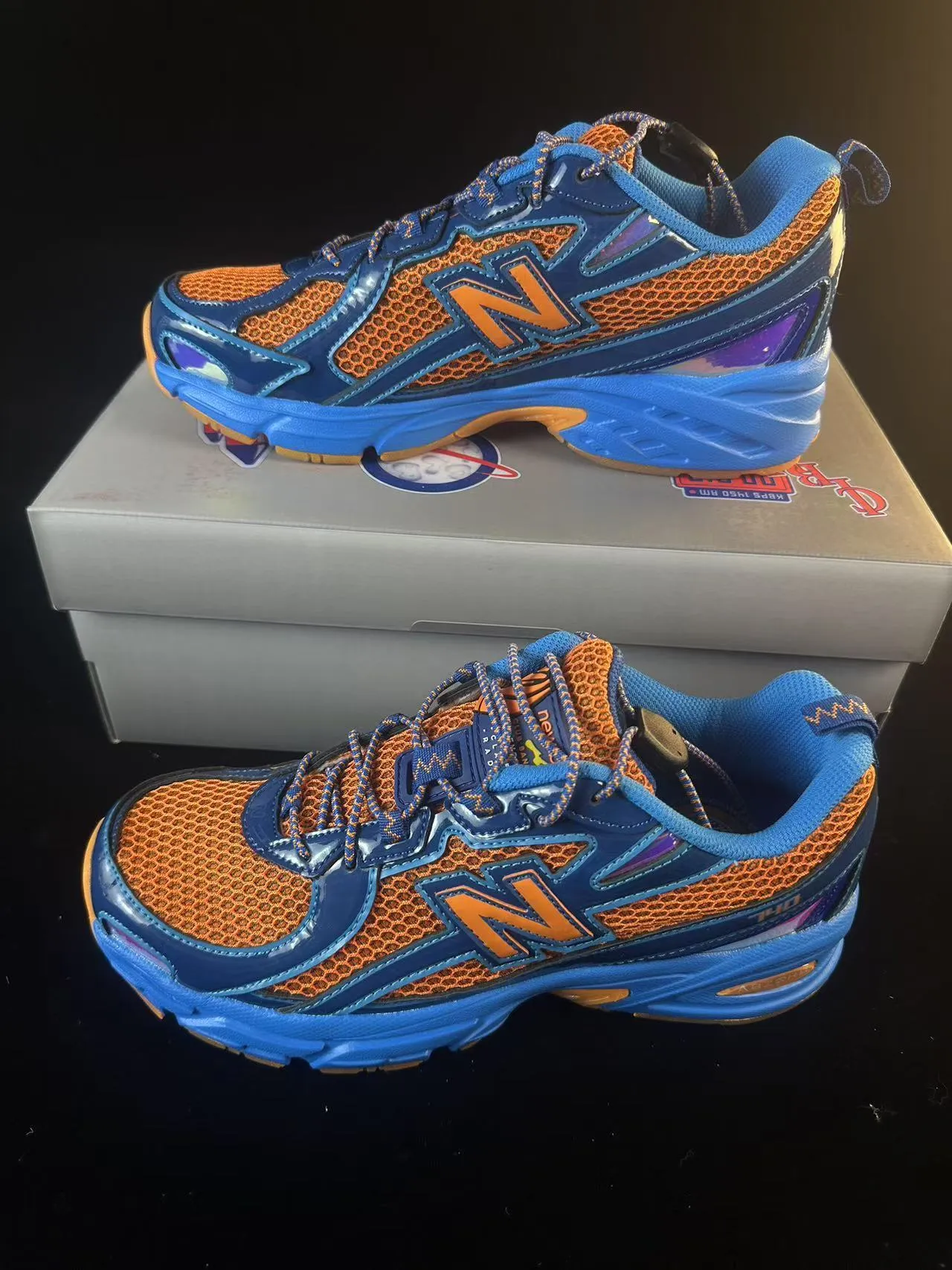 New Balance Tênis Chunky com Solado Intermediário Azul Laranja, Upper de Malha Honeycomb 4