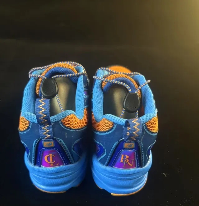 New Balance Tênis Chunky com Solado Intermediário Azul Laranja, Upper de Malha Honeycomb 5